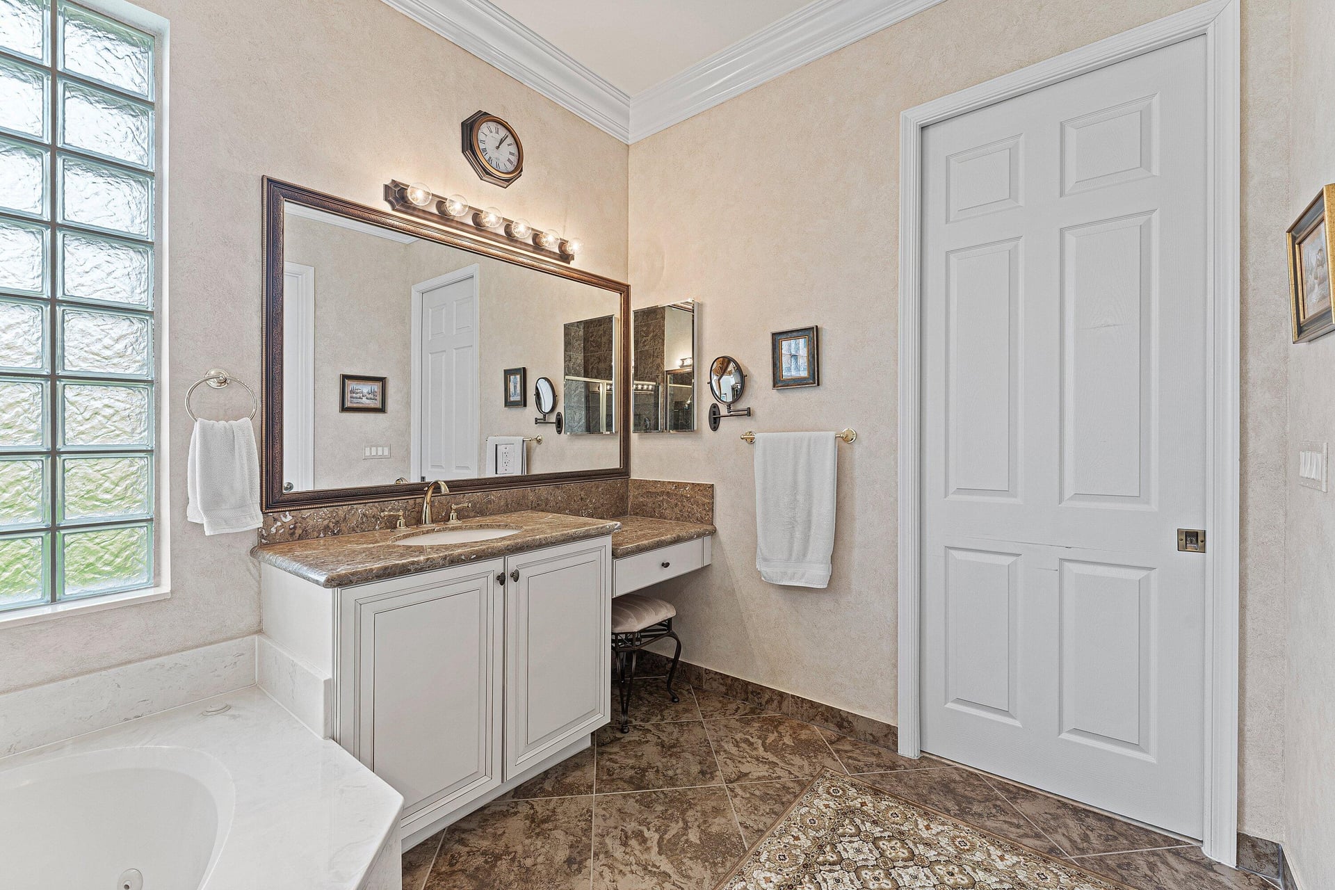Residence photo 18