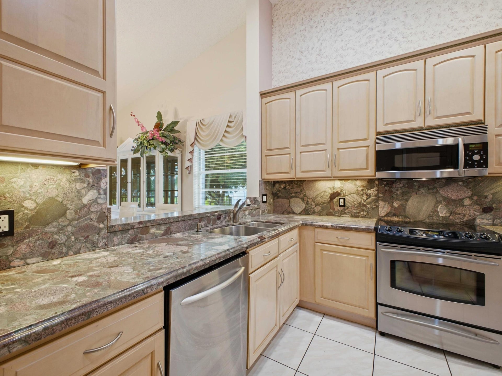 Unit 202 photo 8