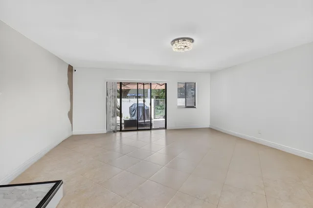 Unit 16 photo 11