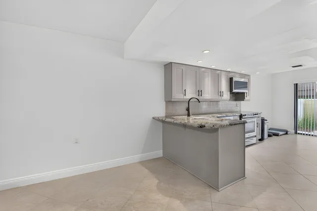 Unit 16 photo 18