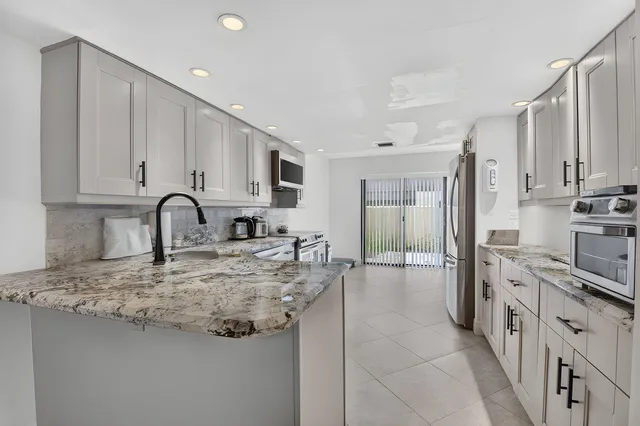 Unit 16 photo 19