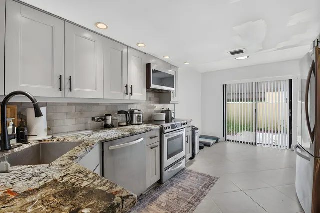 Unit 16 photo 20