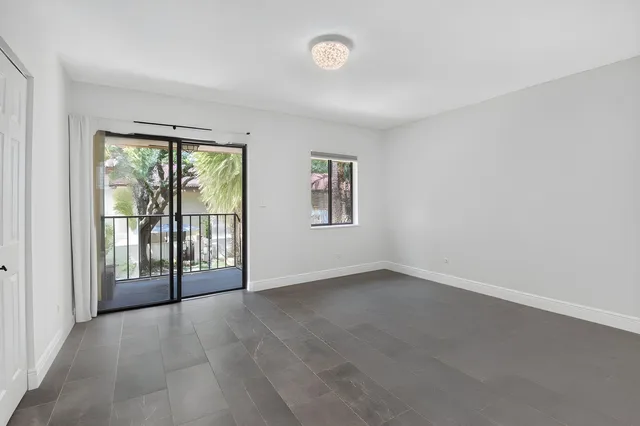 Unit 16 photo 32