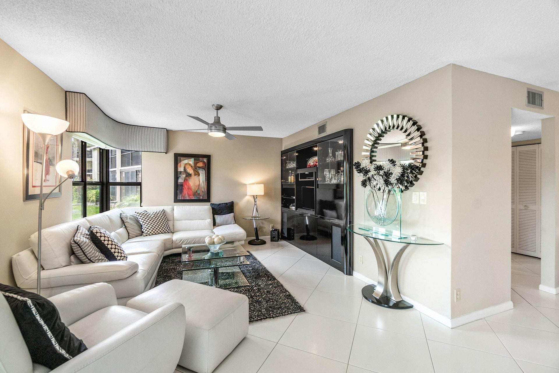 Unit 1014 photo 9