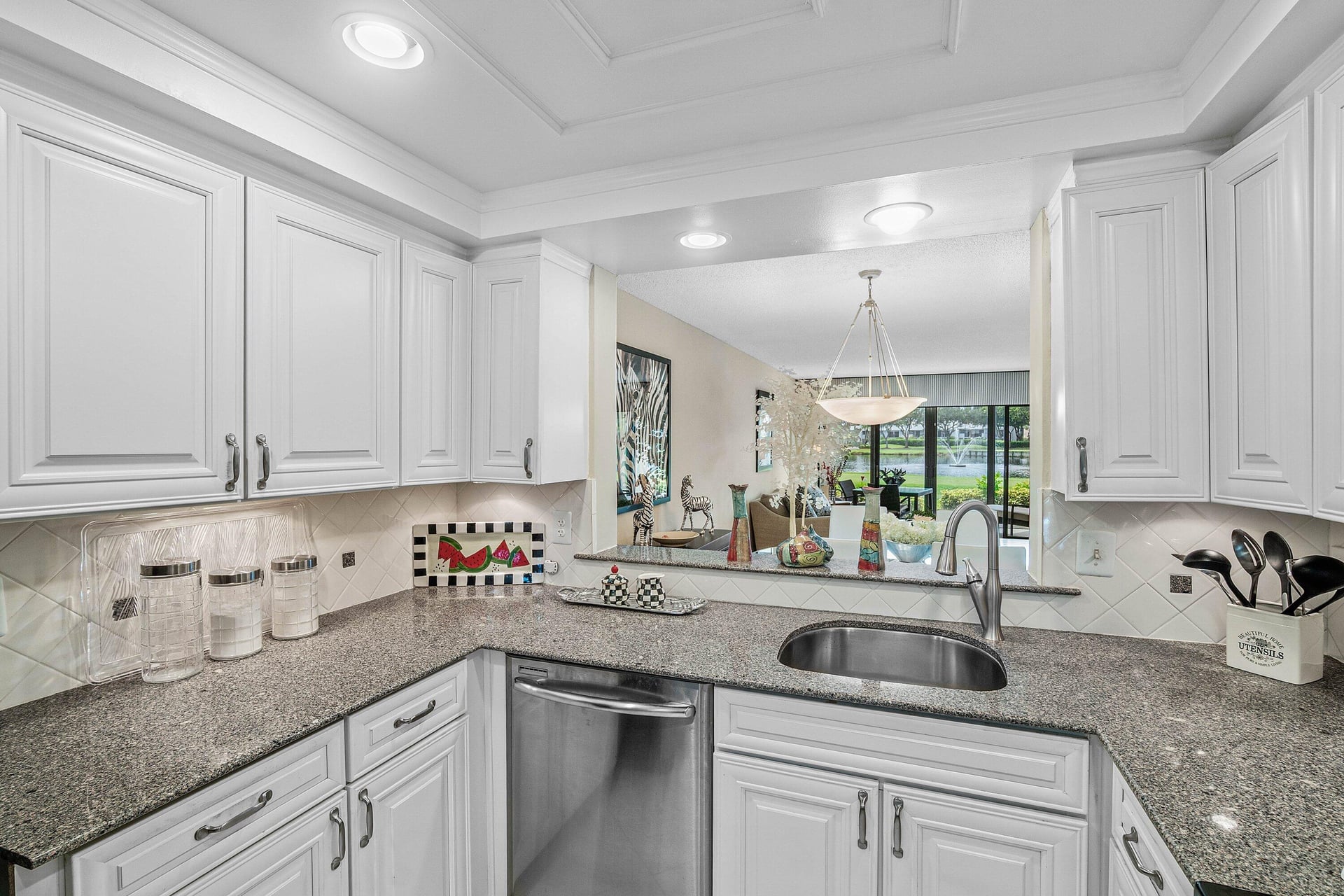 Unit 1014 photo 11