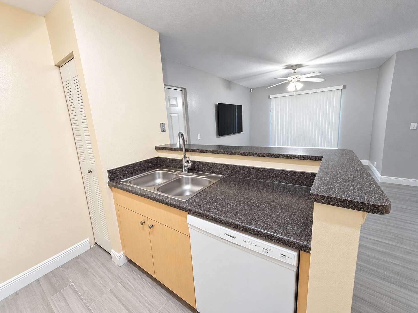 Unit 206 photo 4