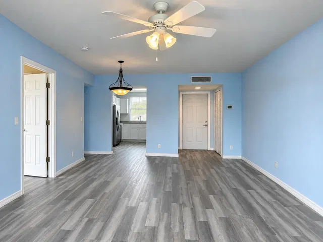 Unit 208 photo 7