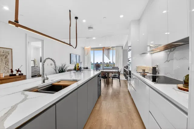 Nautilus 220 Unit 1708 photo 8