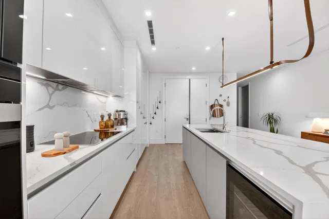 Nautilus 220 Unit 1708 photo 9