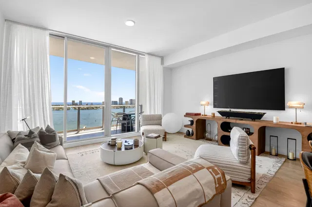 Nautilus 220 Unit 1708 photo 12