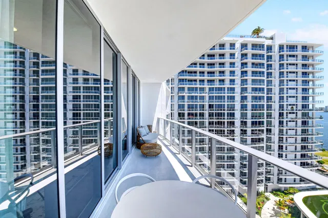 Nautilus 220 Unit 1708 photo 17