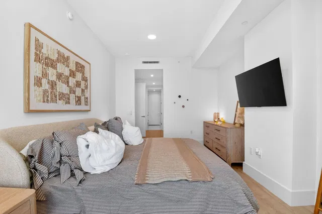 Nautilus 220 Unit 1708 photo 23