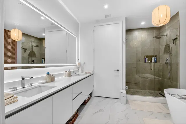 Nautilus 220 Unit 1708 photo 26