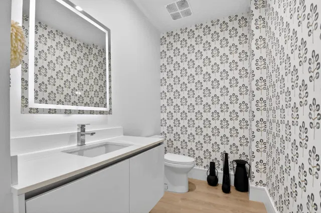 Nautilus 220 Unit 1708 photo 28