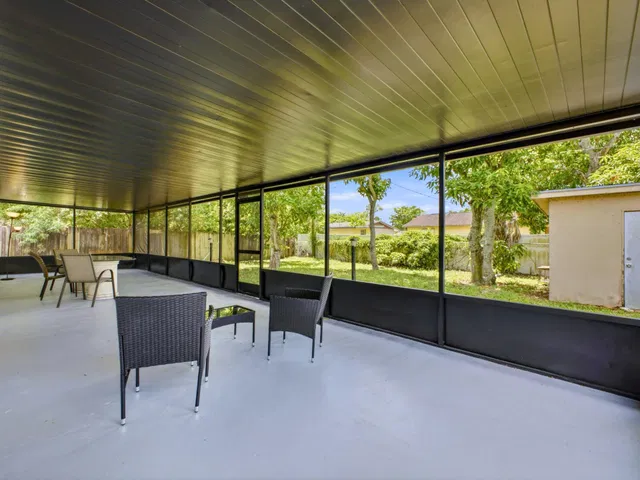 West Palm Beach Residence photo 26
