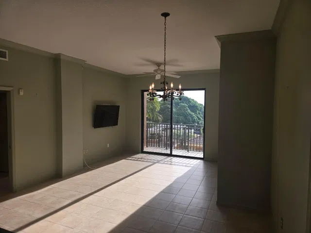 Unit 512 photo 7
