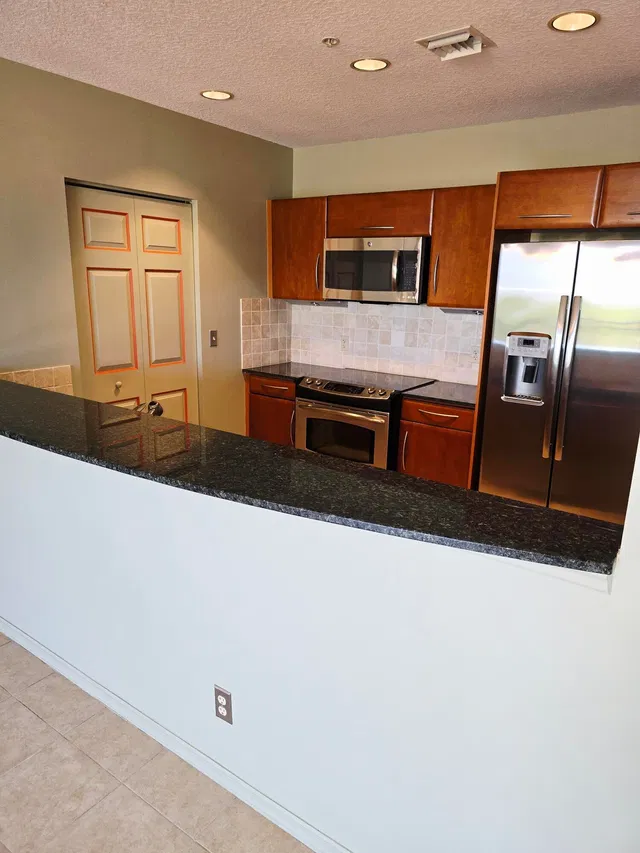 Unit 512 photo 8