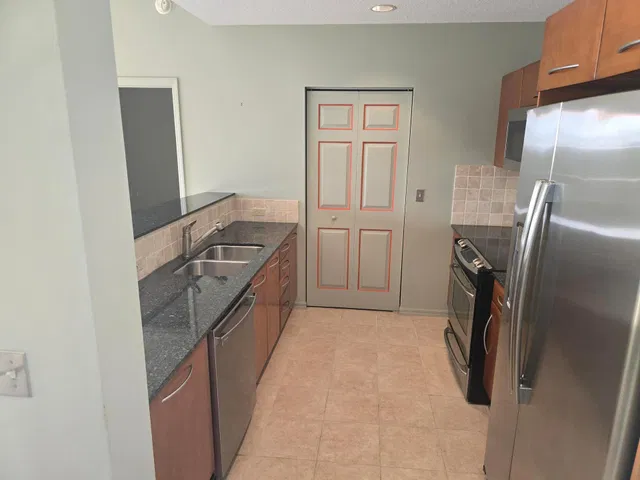Unit 512 photo 9