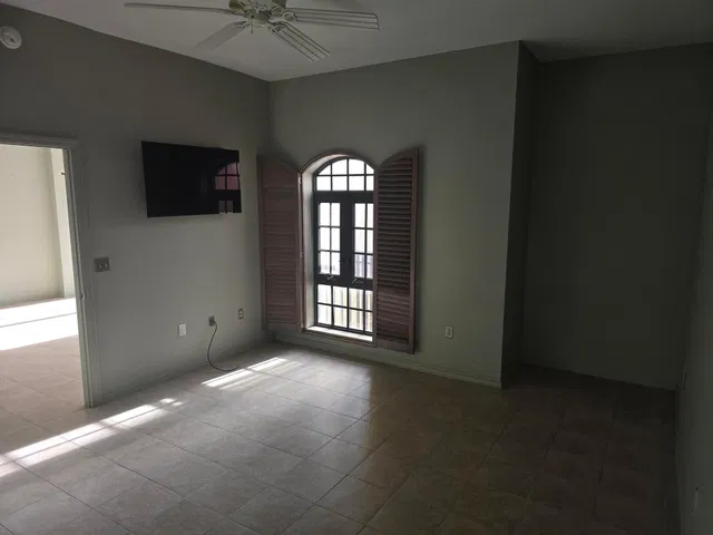 Unit 512 photo 11