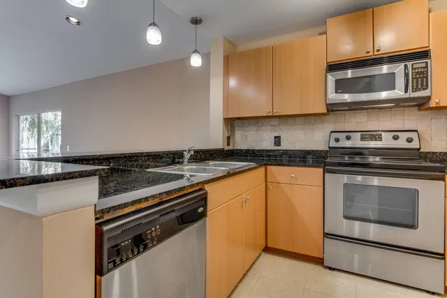 Unit 4-305 photo 6