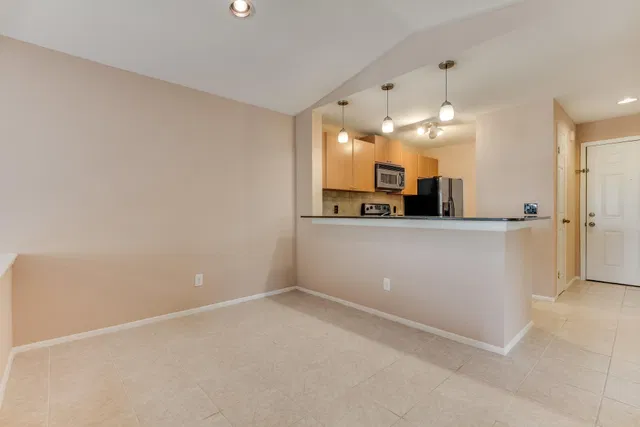 Unit 4-305 photo 8