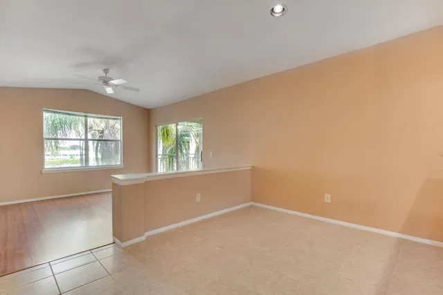 Unit 4-305 photo 9