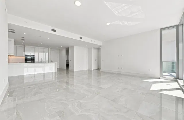 Nautilus 220 Unit 1407 photo 5