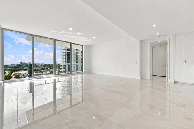 Nautilus 220 Unit 1407 photo 6