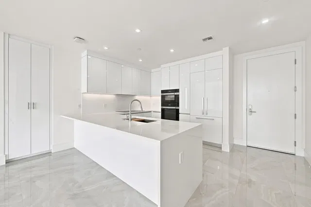 Nautilus 220 Unit 1407 photo 8