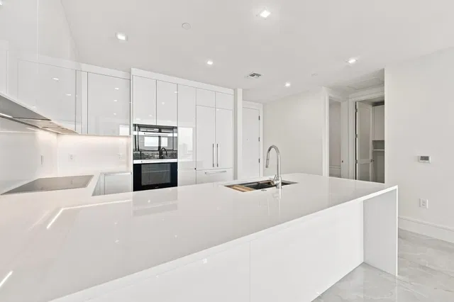 Nautilus 220 Unit 1407 photo 9