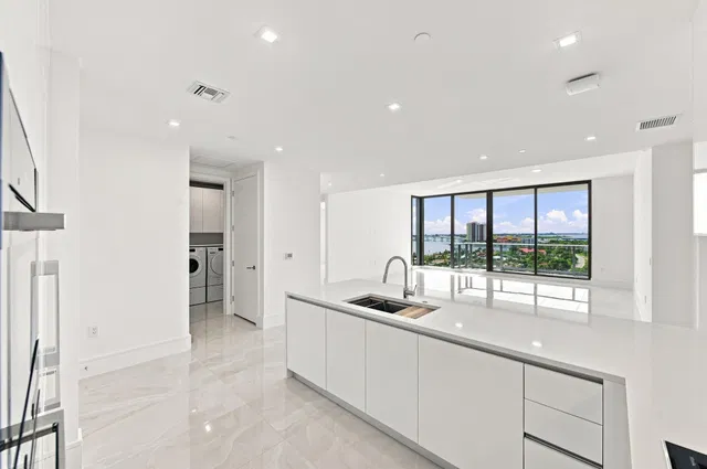 Nautilus 220 Unit 1407 photo 11