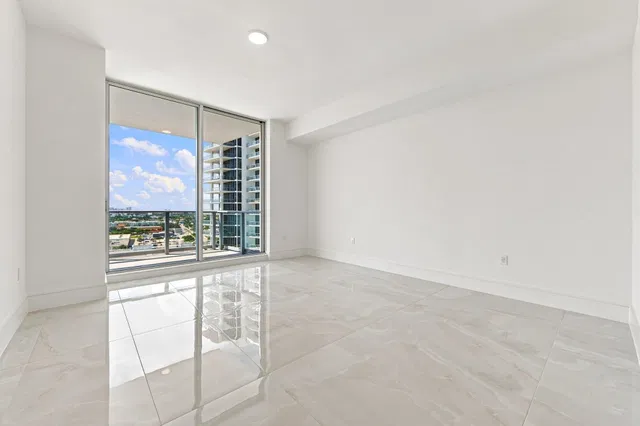 Nautilus 220 Unit 1407 photo 13