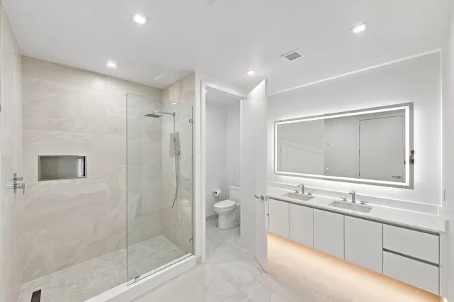 Nautilus 220 Unit 1407 photo 18