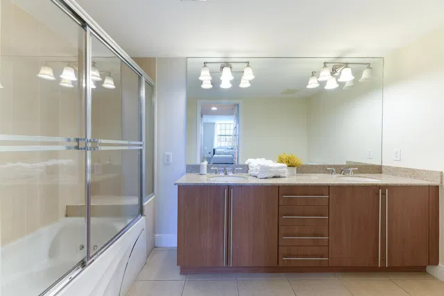 610 Clematis Unit 406 photo 12