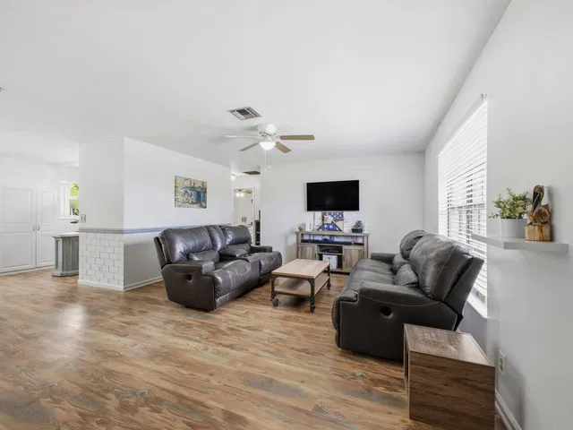 Residence photo 5