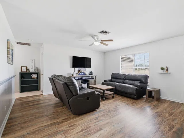 Residence photo 8