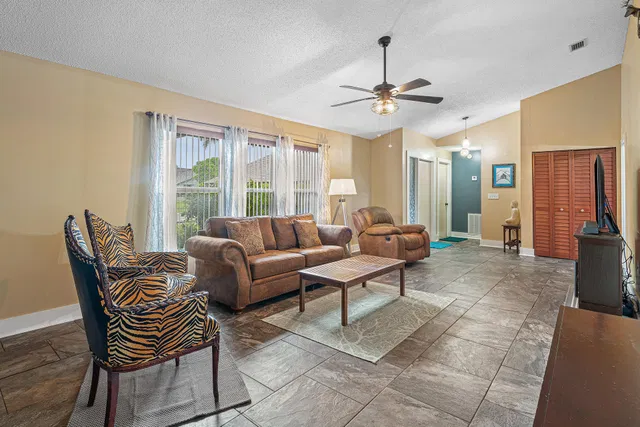 Residence photo 8
