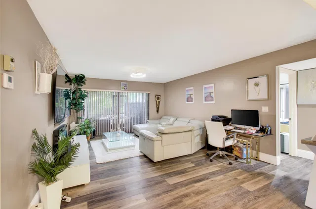 Residence photo 16