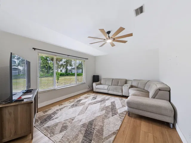  Residence photo 8