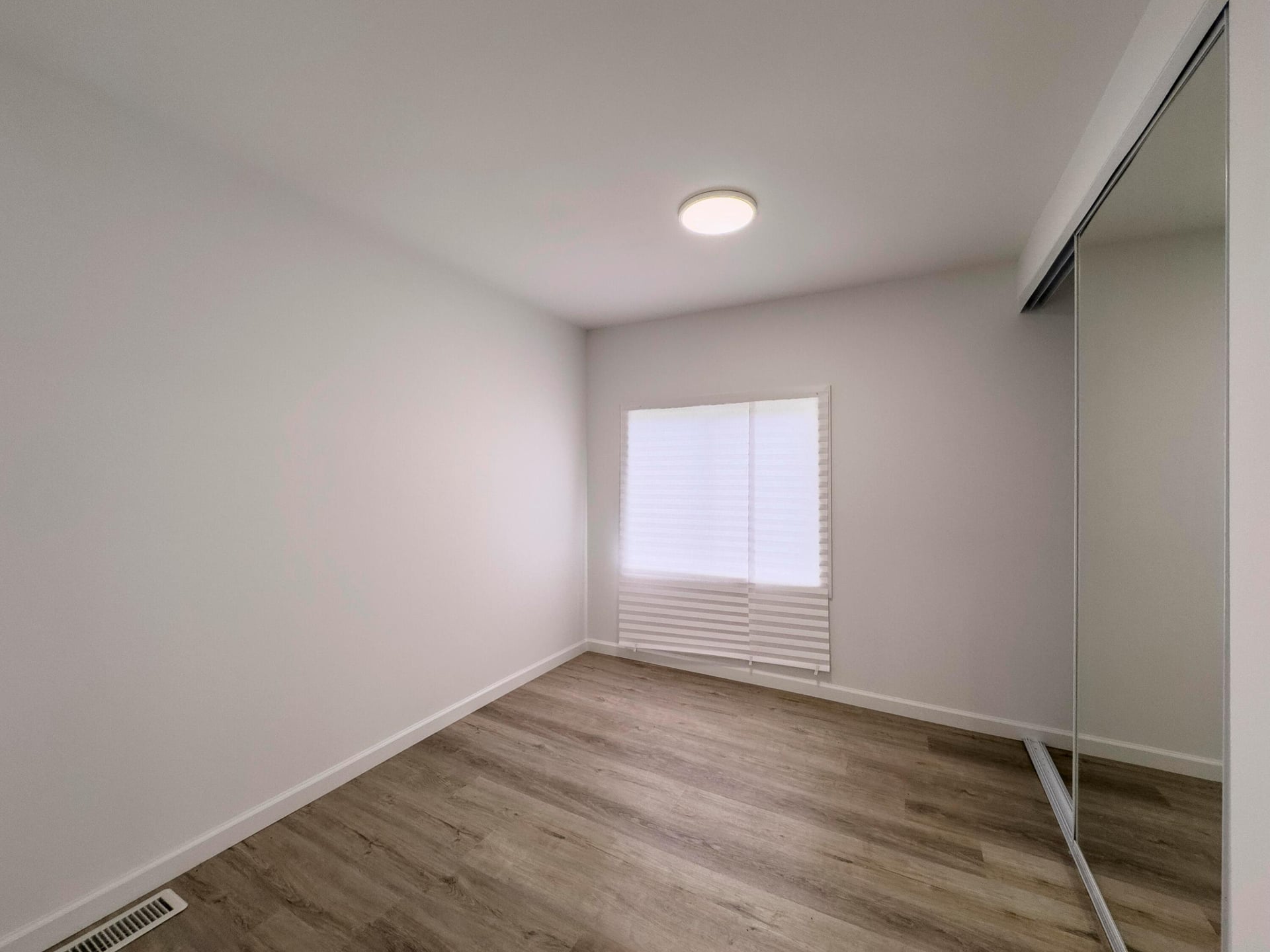 Unit 826 photo 9