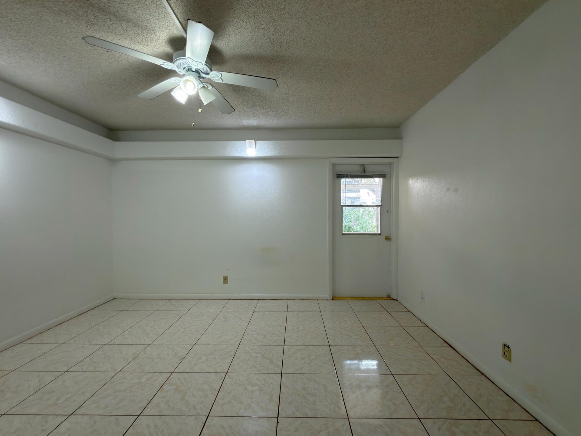  Unit 0140 photo 8