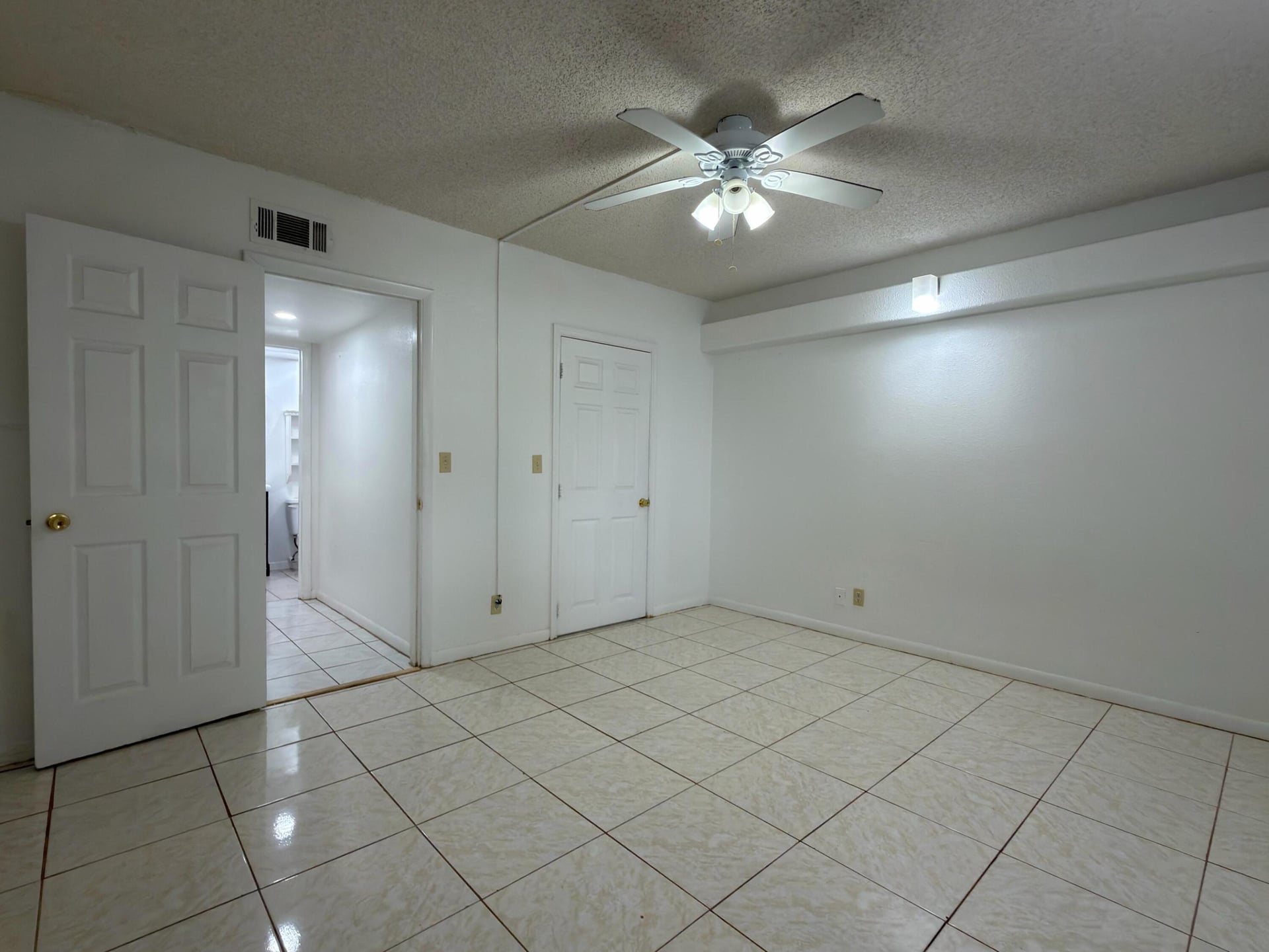  Unit 0140 photo 9