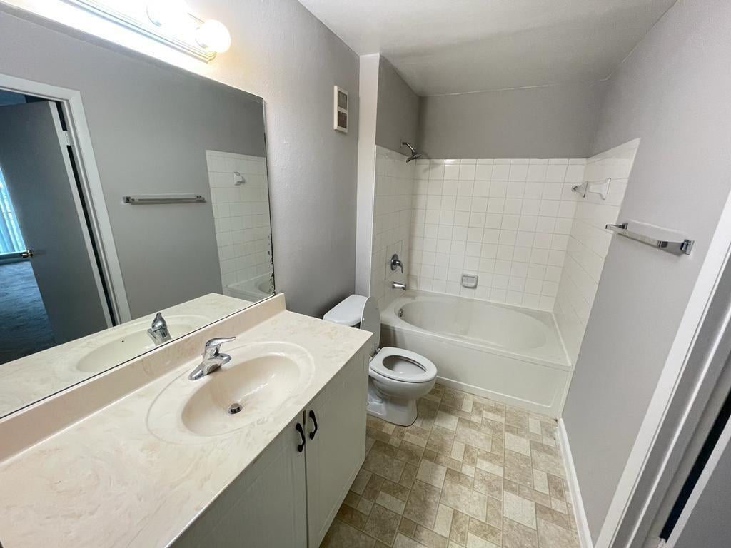 Unit 104 photo 17