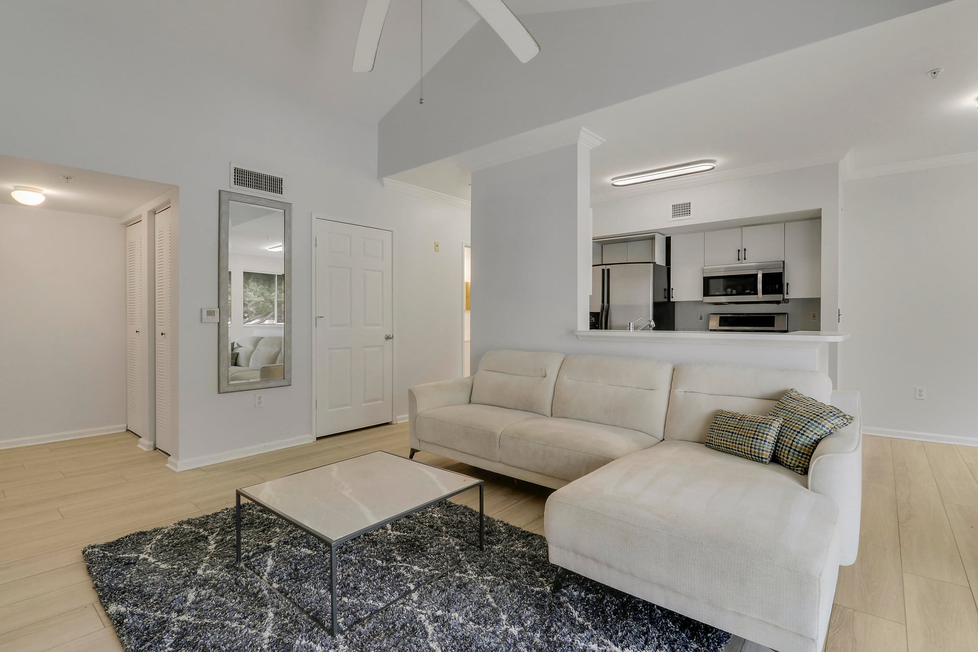 Unit 2212 photo 3