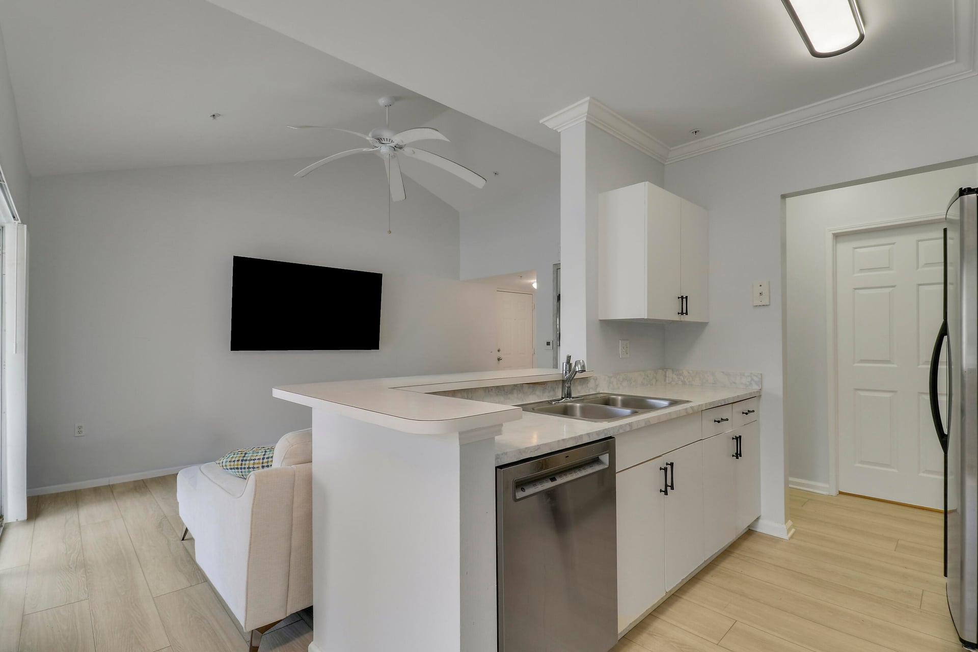 Unit 2212 photo 6