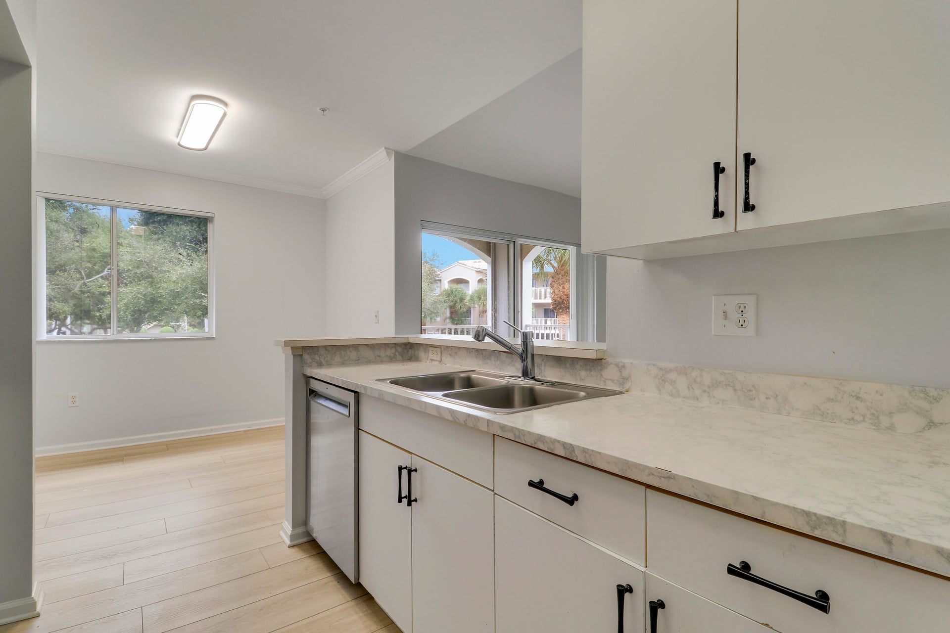 Unit 2212 photo 9