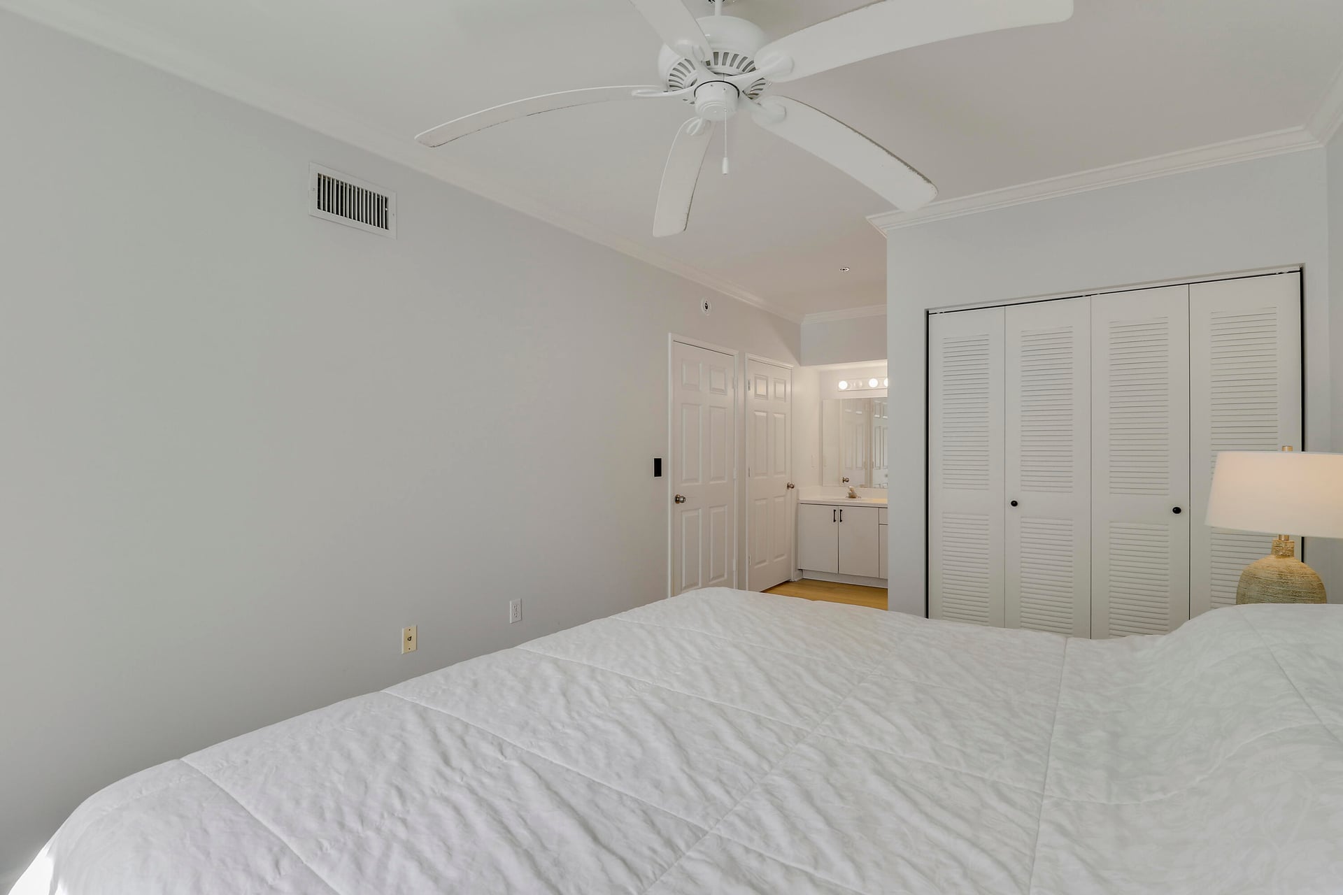Unit 2212 photo 12