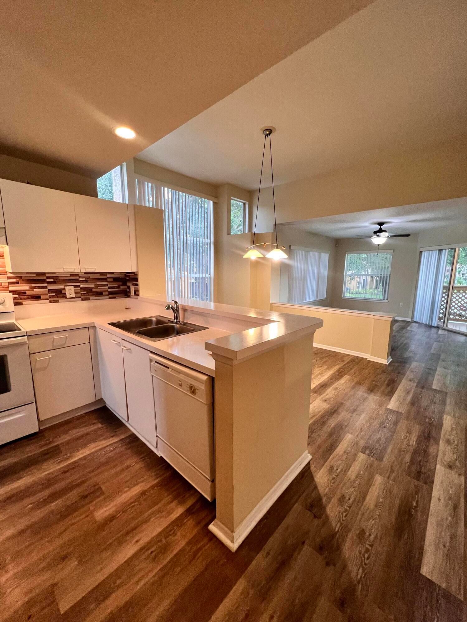 Unit 1613 photo 9
