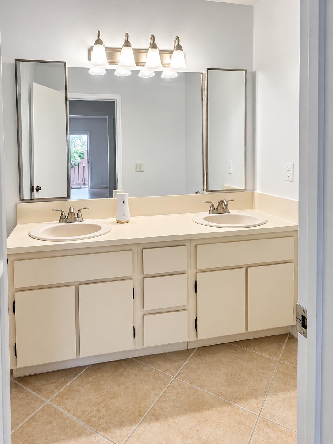 Unit 28C photo 13