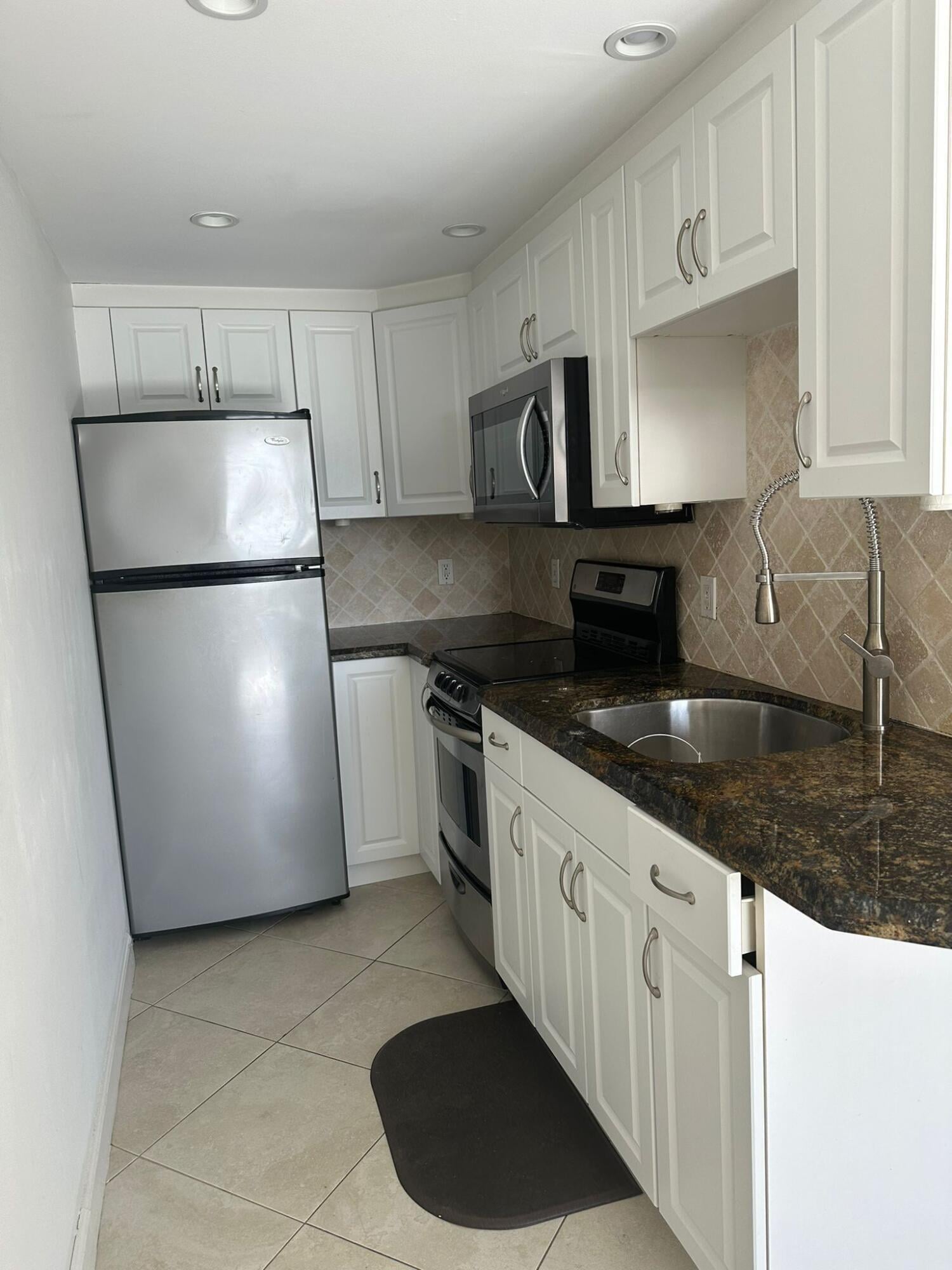  Unit 504 photo 5